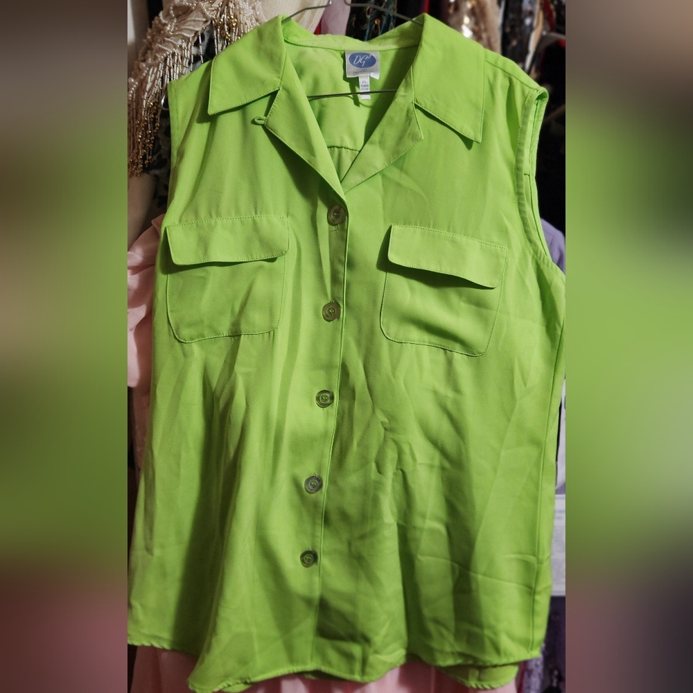SLEEVLESS BLOUSE